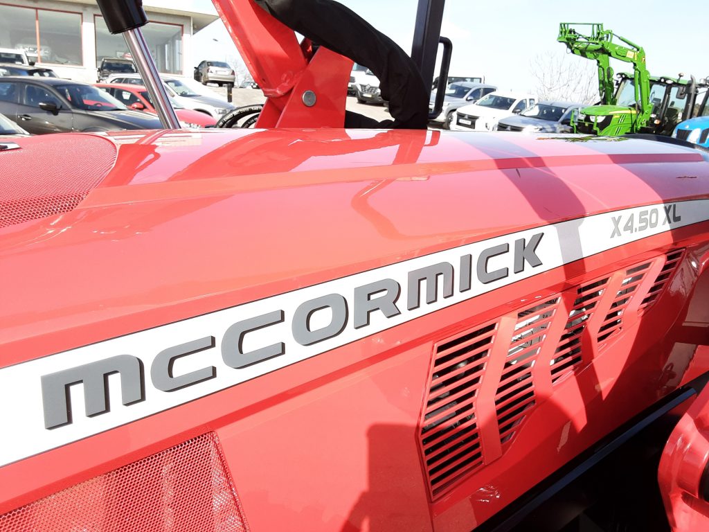 MCCORMICK X4.50 XL C/Carregador Frontal MCCORMICK M10 cheio