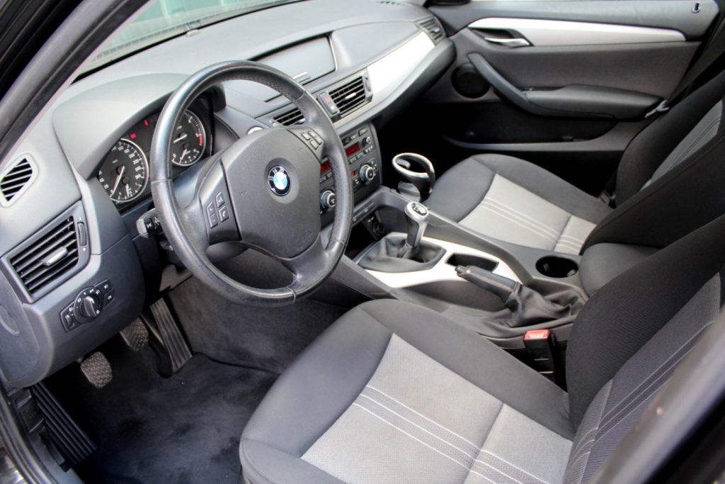 BMW X1 18 D S Drive cheio