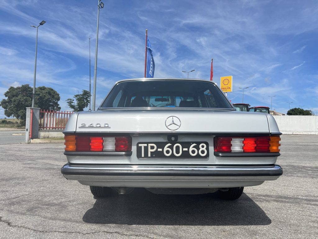 Mercedes-Benz 240 D cheio