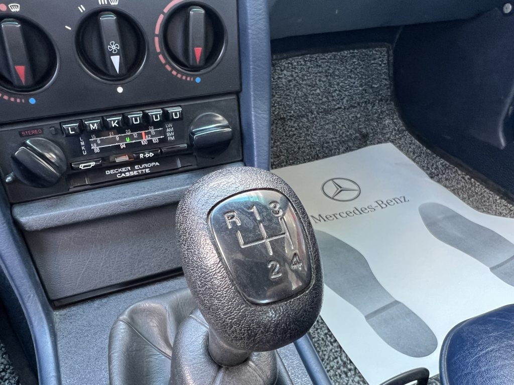 Mercedes-Benz 240 D cheio