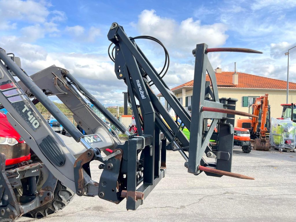 Garra/Elevador MX para fardos redondos cheio