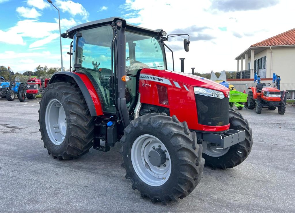 Massey Ferguson 5711 (Apenas 1995 horas) cheio