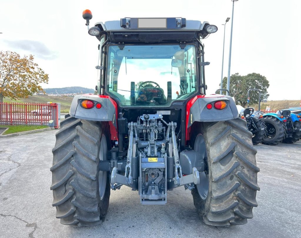 Massey Ferguson 5711 (Apenas 1995 horas) cheio