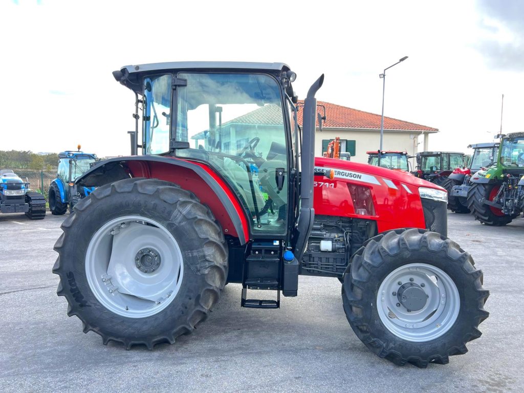 Massey Ferguson 5711 (Apenas 1995 horas) cheio