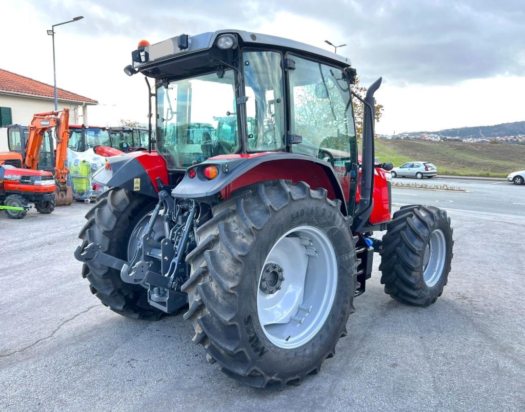 Massey Ferguson 5711 (Apenas 1995 horas) cheio