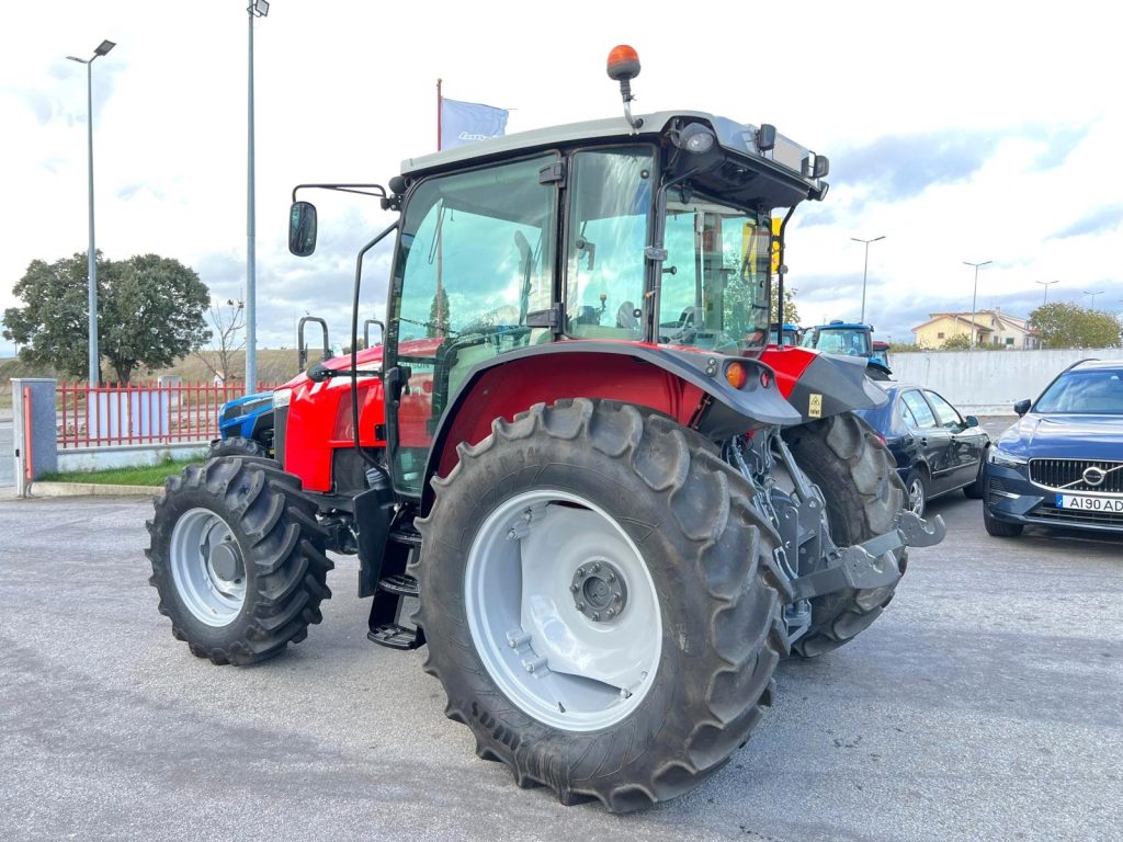 Massey Ferguson 5711 (Apenas 1995 horas) cheio