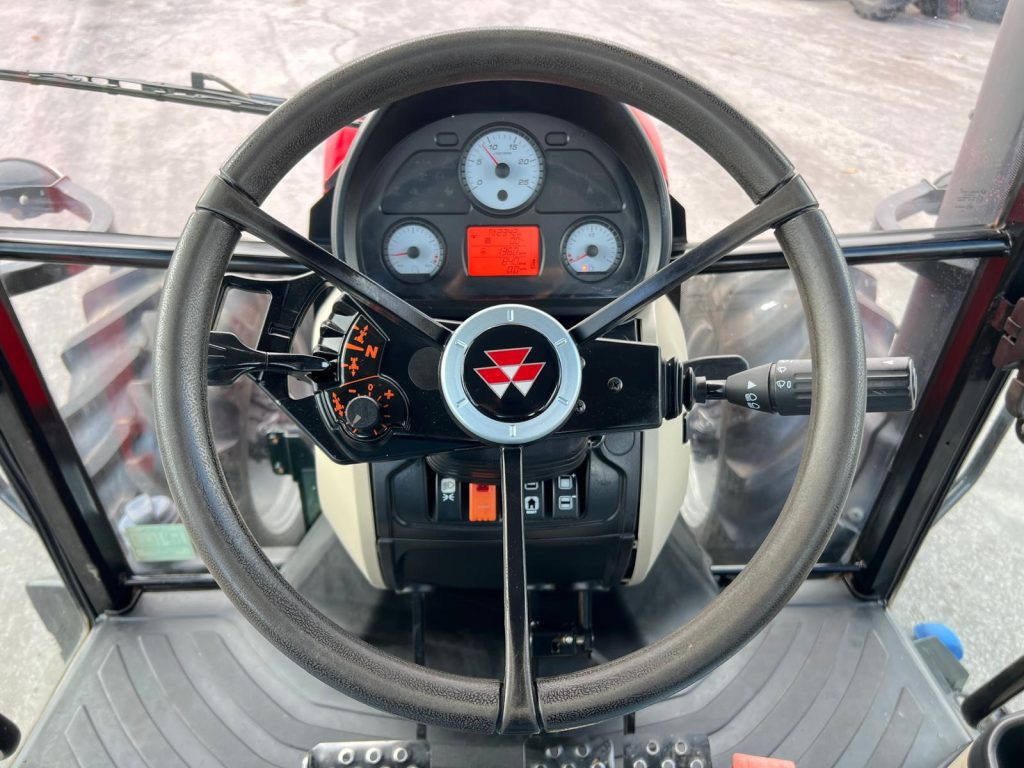 Massey Ferguson 5711 (Apenas 1995 horas) cheio