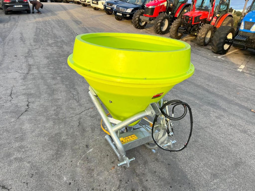 Distribuidor de Adubo Rocha KC 600 cheio