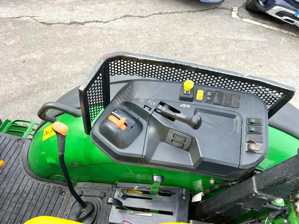 John Deere 5058 E (776 horas) cheio