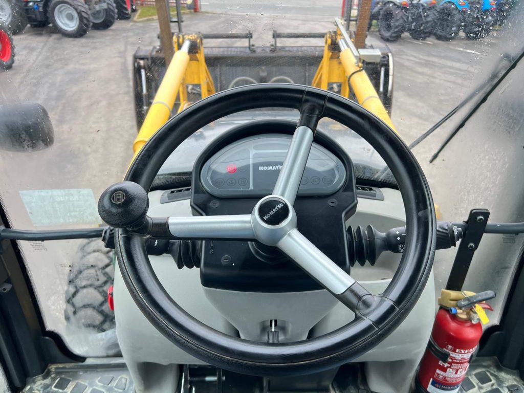 Komatsu WB93 R cheio