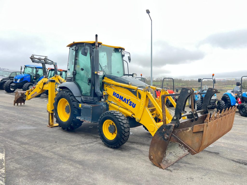 Komatsu WB93 R cheio