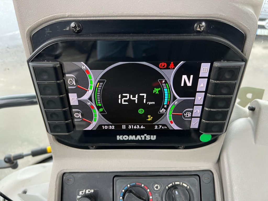 Komatsu WB93 R cheio