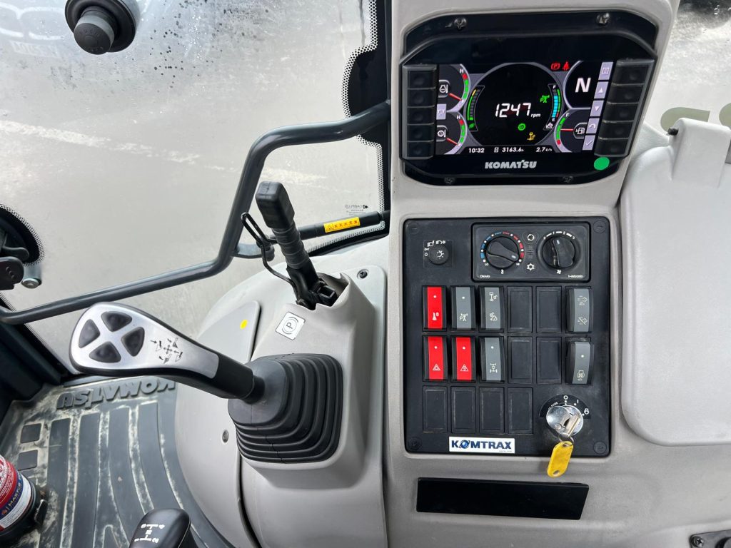 Komatsu WB93 R cheio