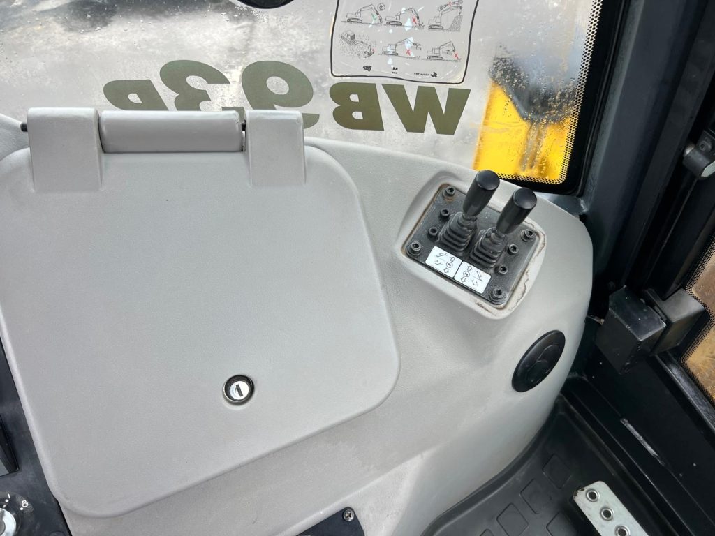 Komatsu WB93 R cheio