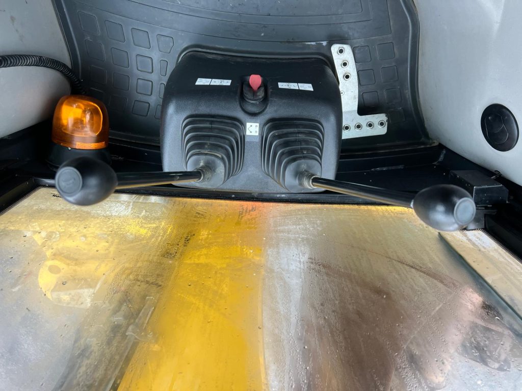 Komatsu WB93 R cheio