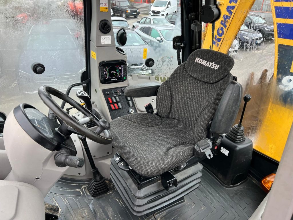 Komatsu WB93 R cheio