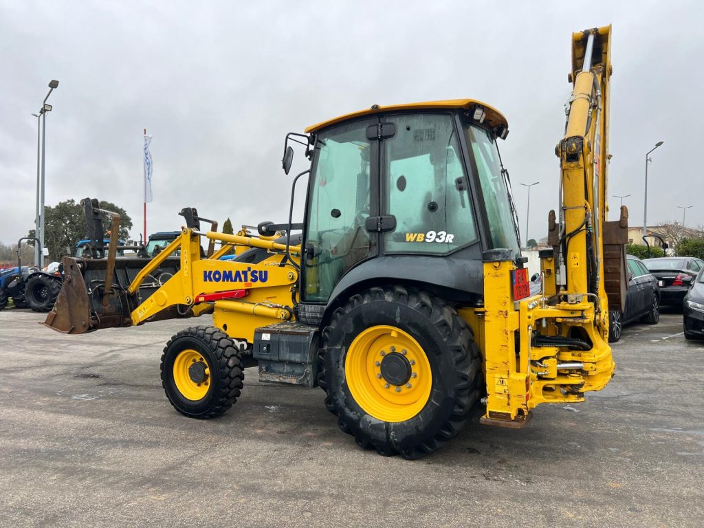 Komatsu WB93 R cheio
