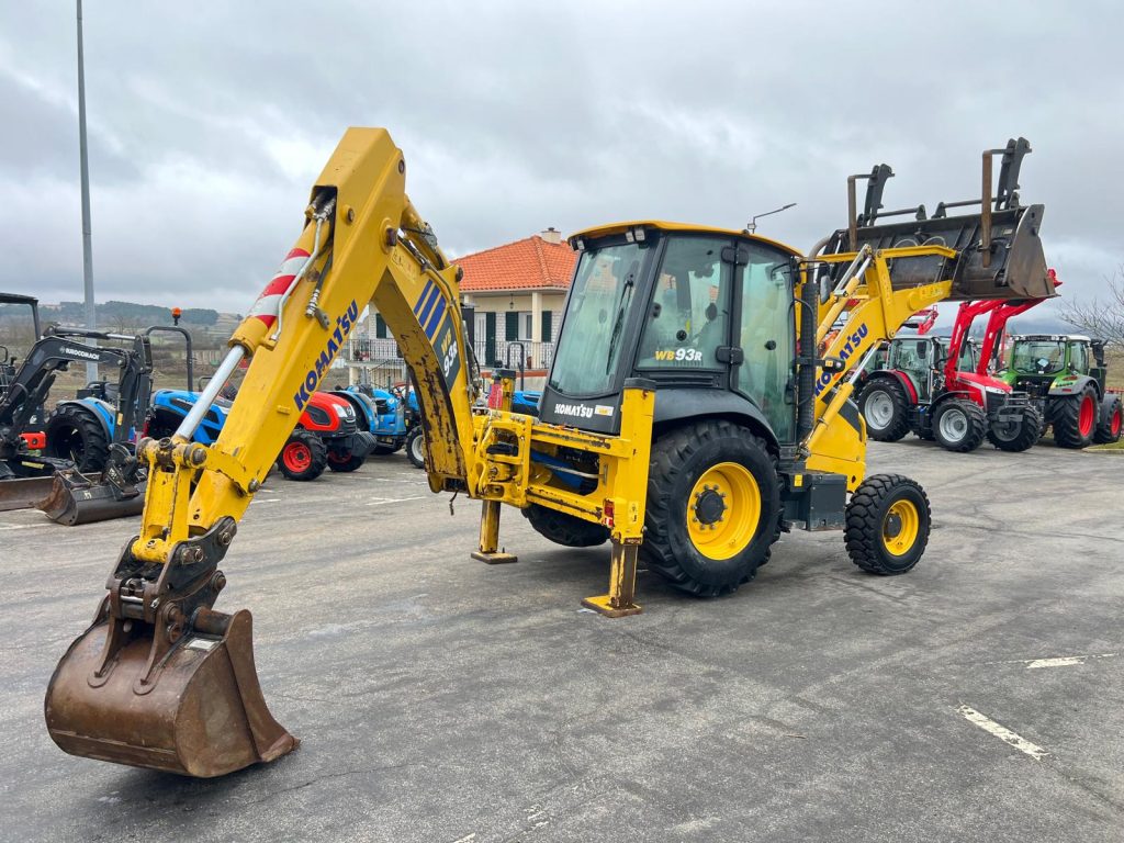 Komatsu WB93 R cheio