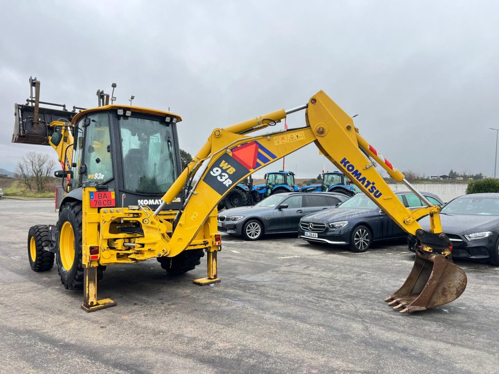 Komatsu WB93 R cheio