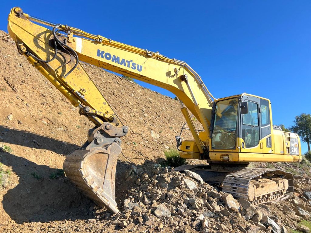 Komatsu PC 210-8 cheio