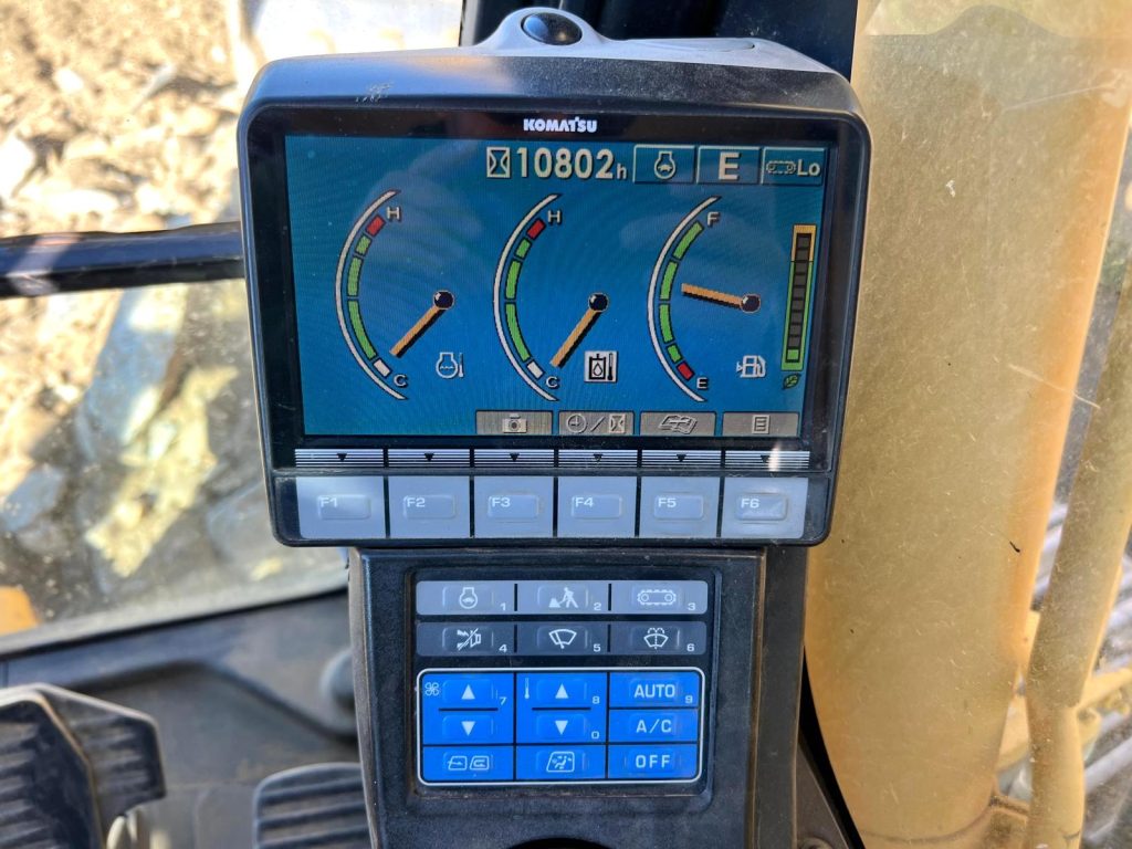 Komatsu PC 210-8 cheio