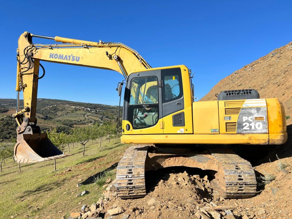 Komatsu PC 210-8 cheio