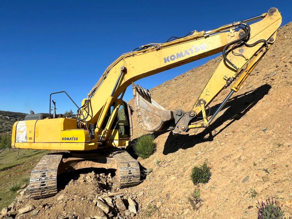 Komatsu PC 210-8 cheio