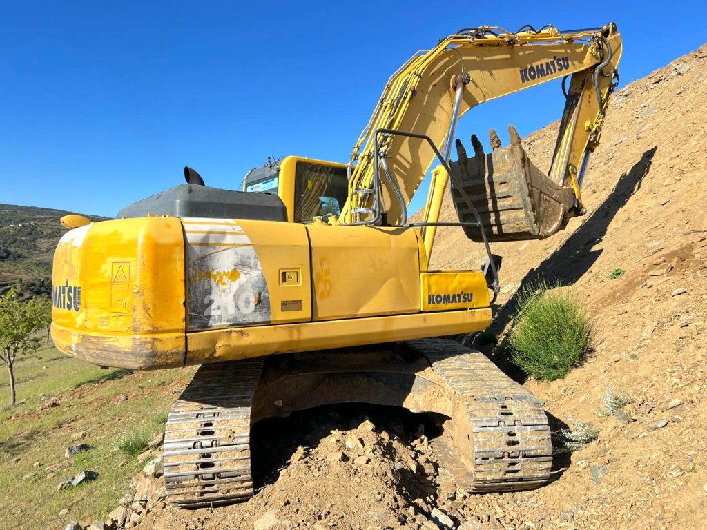 Komatsu PC 210-8 cheio