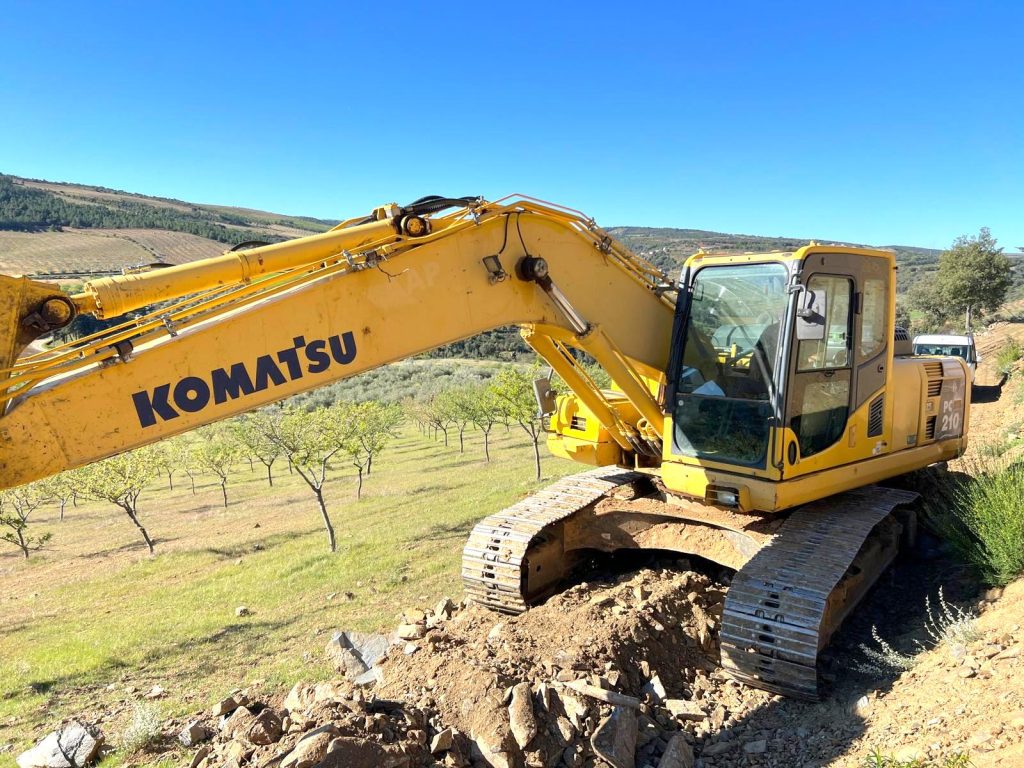 Komatsu PC 210-8 cheio