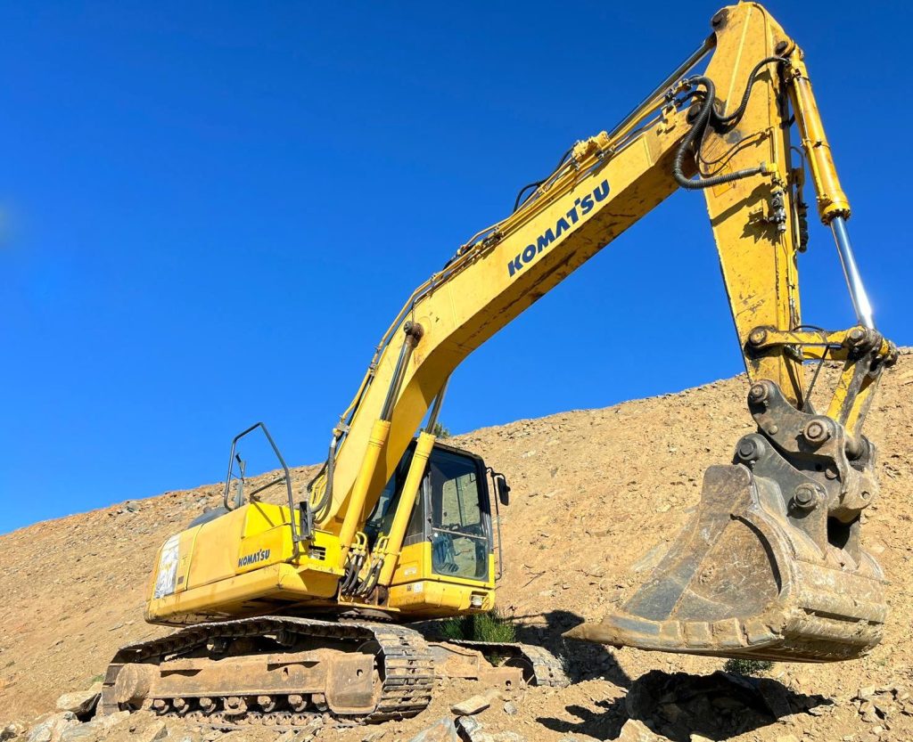 Komatsu PC 210-8 cheio