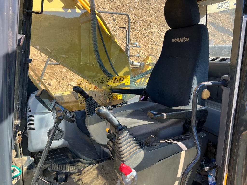 Komatsu PC 210-8 cheio