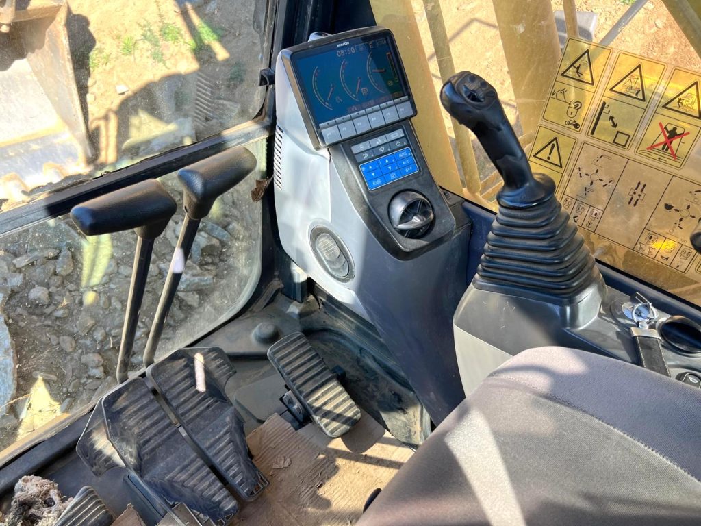 Komatsu PC 210-8 cheio