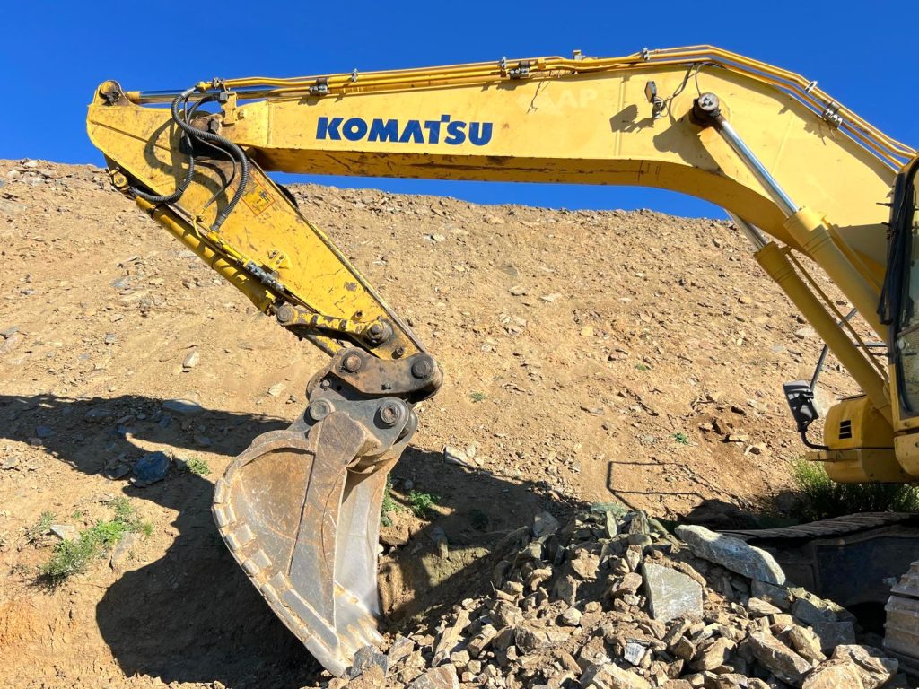 Komatsu PC 210-8 cheio