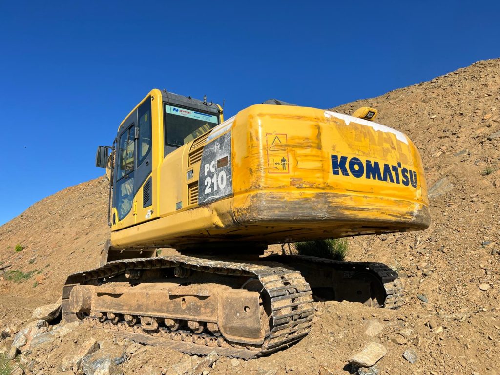 Komatsu PC 210-8 cheio