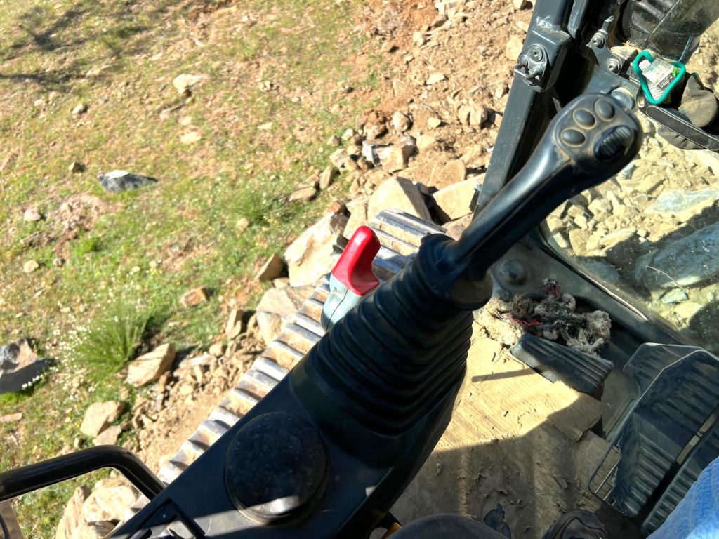 Komatsu PC 210-8 cheio