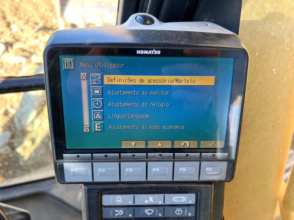 Komatsu PC 210-8 cheio