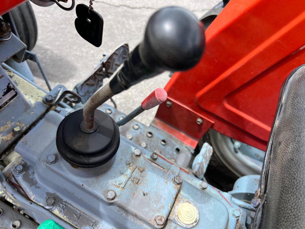 Massey Ferguson 220  C/ Charruas 3F cheio