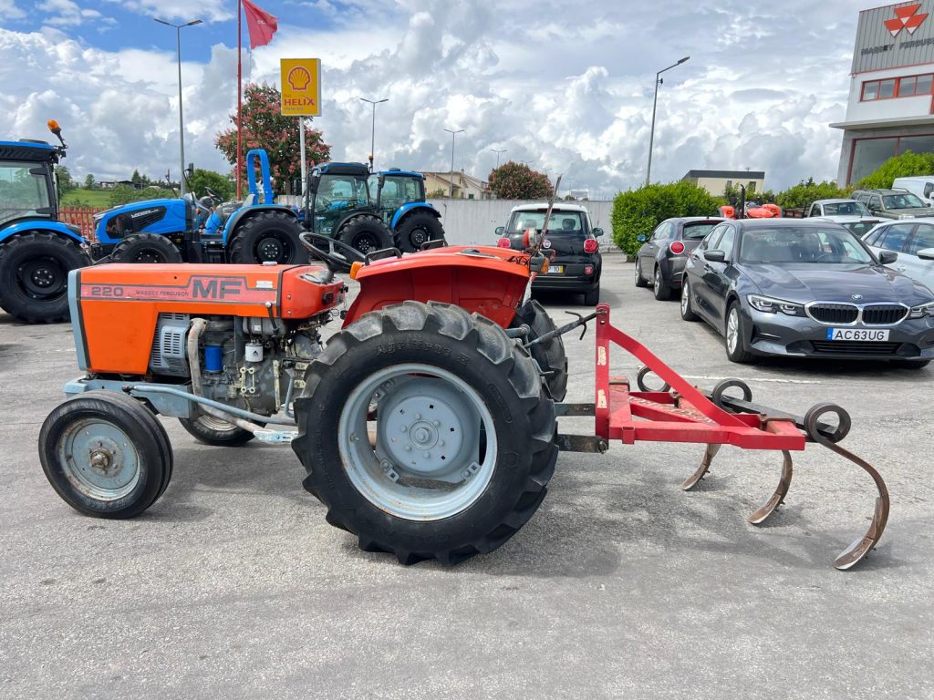 Massey Ferguson 220  C/ Charruas 3F cheio