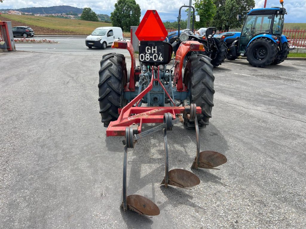 Massey Ferguson 220  C/ Charruas 3F cheio