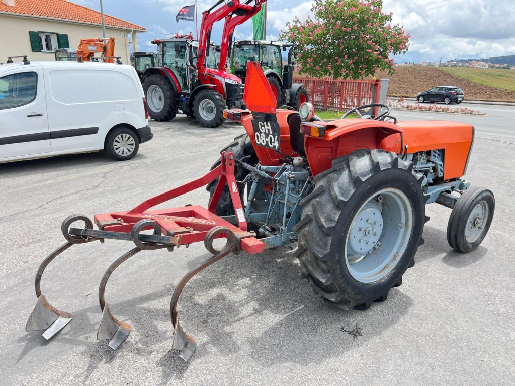 Massey Ferguson 220  C/ Charruas 3F cheio