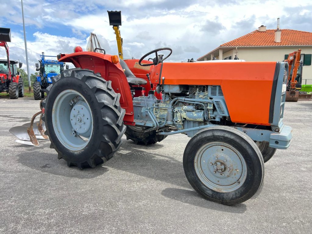 Massey Ferguson 220  C/ Charruas 3F cheio