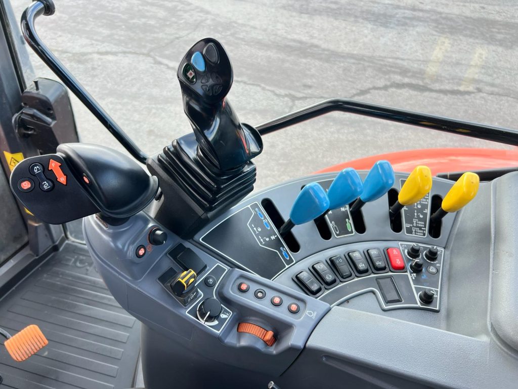 Kubota M6121 cheio