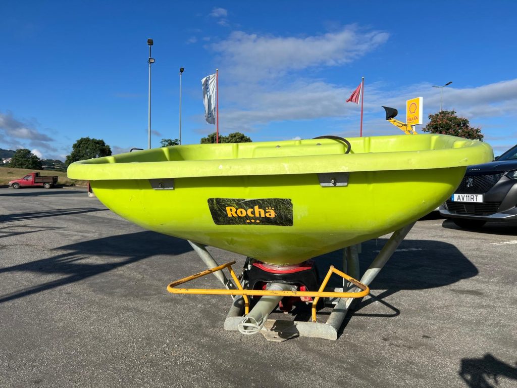 Distribuidor de adubo Rocha KP1000 R cheio