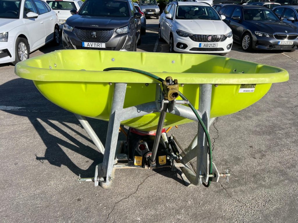 Distribuidor de adubo Rocha KP1000 R cheio