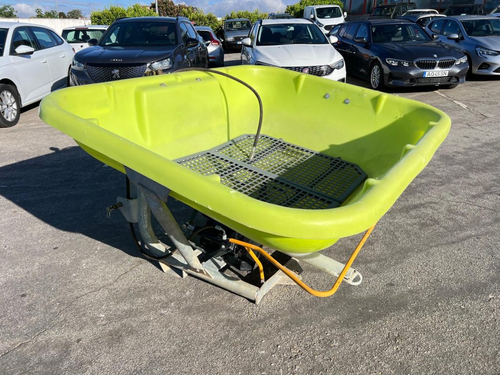 Distribuidor de adubo Rocha KP1000 R cheio
