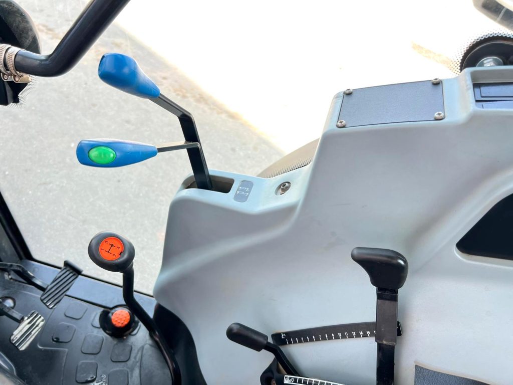 New Holland T4.110 N (Apenas 682 horas) cheio