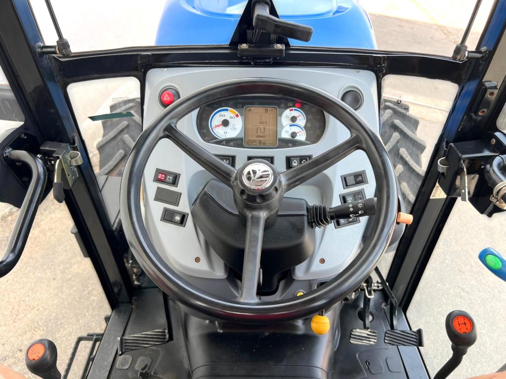 New Holland T4.110 N (Apenas 682 horas) cheio