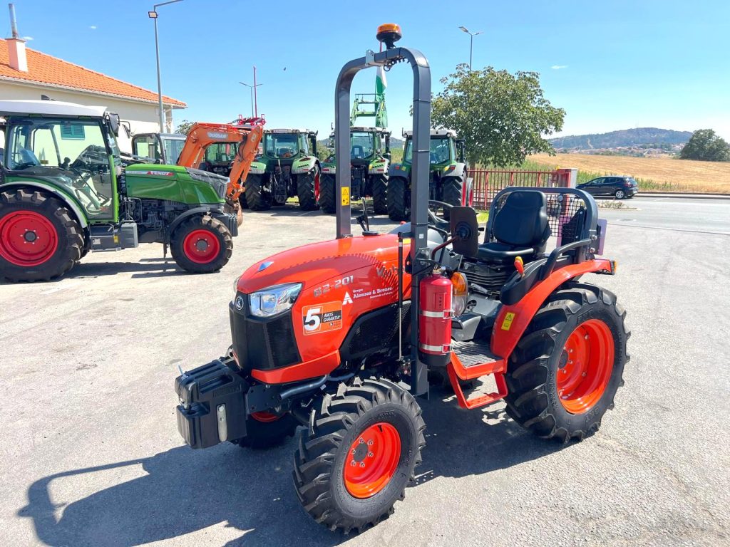 Kubota B2-201 (Novo) cheio