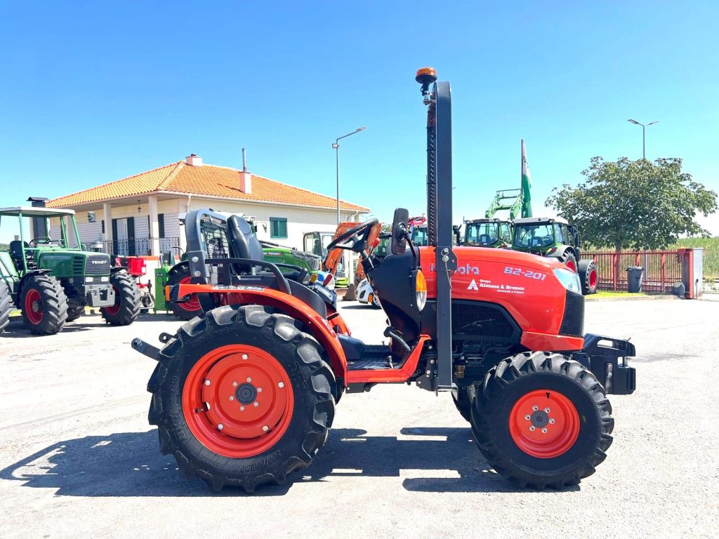 Kubota B2-201 (Novo) cheio