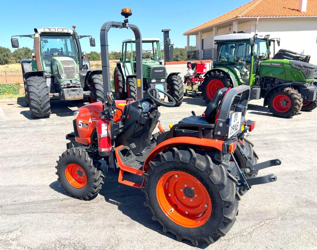 Kubota B2-201 (Novo) cheio
